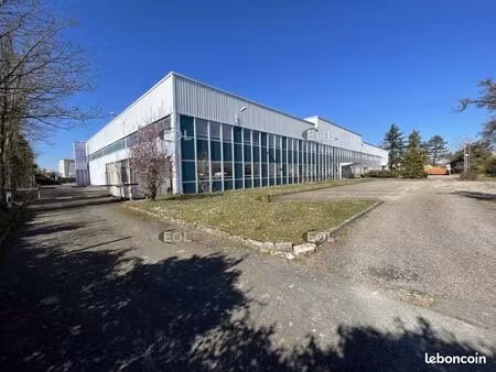 local d'activité 4 404 m²