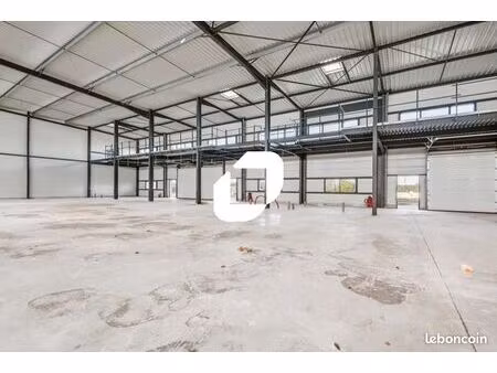local d'activité 850 m²