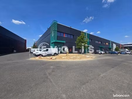 local d'activité 840 m²