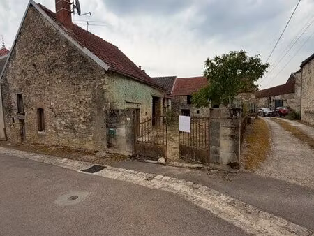 maison en pierre avec grange