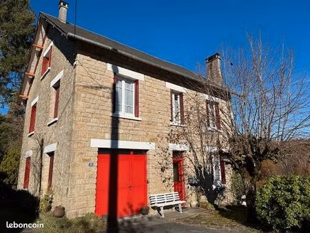 maison en pierre de caractère avec grand jardin au cœur d'un village médiéval