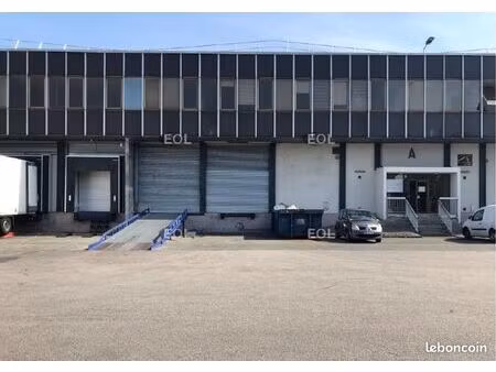 local logistique 1 330 m²