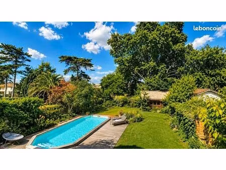 maison 8 pièces 216 m²