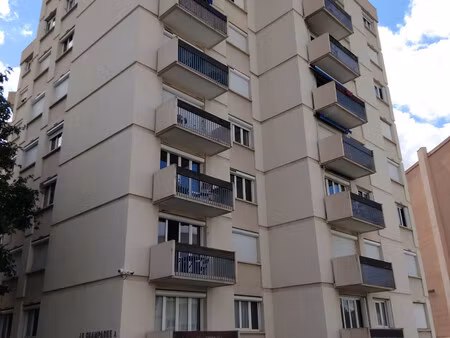 f2 à rénover résidence le champagne
