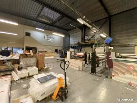local d'activité 877 m²