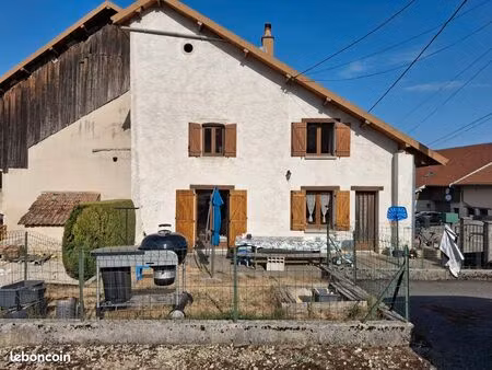 maison mitoyenne f3 avec terrasse  petit terrain clos parking et garage libre 01 septembre
