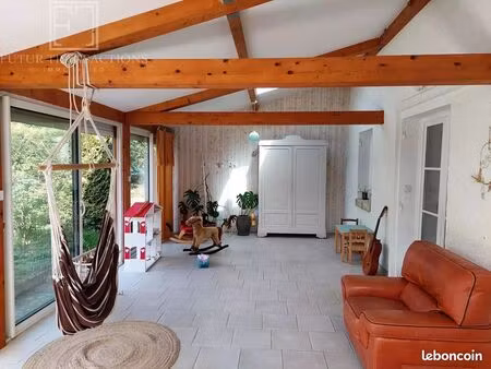maison avec jardins dans village