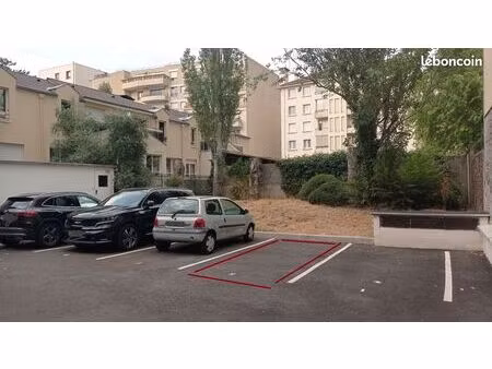 place de parking extérieure