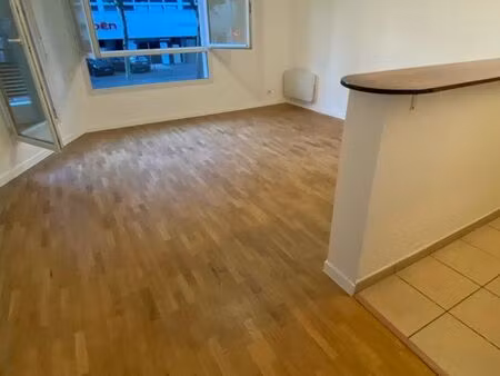 a saisir 2 pièces avec parking et ascenseur
