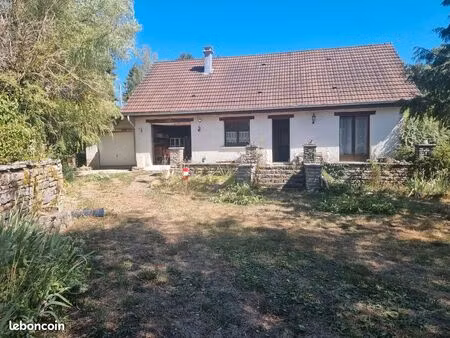 maison à vendre sur un grand terrain arboré