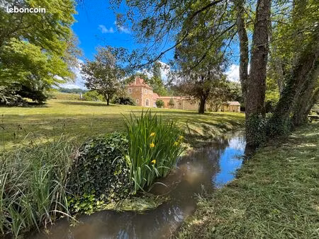 moulin rénové  propriété équestre à 10 minutes de bergerac