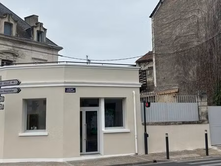 loue local commercial ou bureaux - excellent emplacement avec terrasse en sus de 150m2