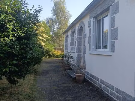 maison de plein pied avec grand garage. possibilité d'atelier ou studio indépendant