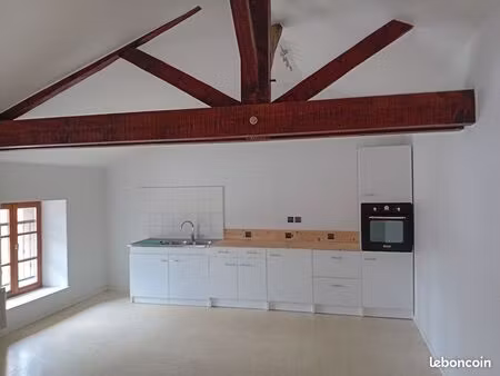 charavines cœur de village : t3 rénové de 68 m²  au calme  proche écoles  crèche  commerce