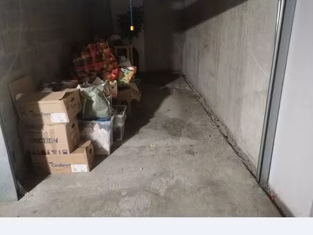 moitié de garage pour stockage millénaire