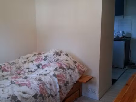 resserre à usage de bureau  de pied-à terre ou de stockage
