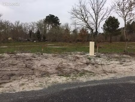 terrain 900 m² auros
