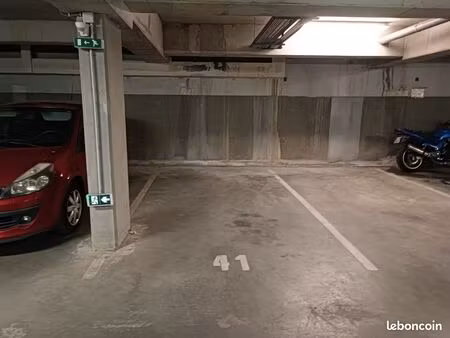 urgent parking près de la station de tram ligne a   les pins   