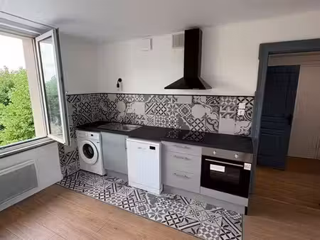 t2 bis 50 m2 entièrement rénové avec parking et accès jardin