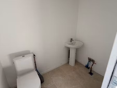 entrepôt 100m2 avec terrain de 500 m2 zone du fief magnou
