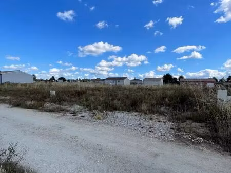 terrain 640 m² auros