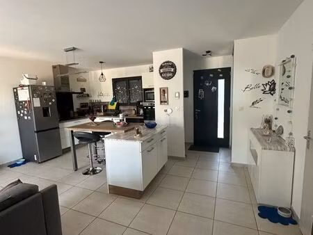 maison familiale récente avec extérieur