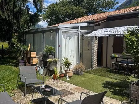 urgent rare : vente petite maison de ville plein centre de saint egrève f3 + dépendances p