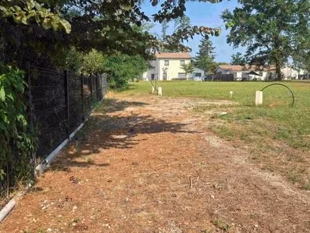 terrain 560 m² roaillan