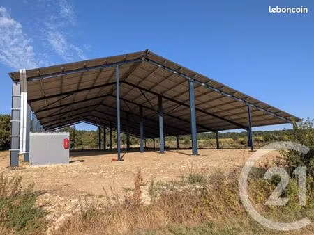 bâtiment 1 800 m²