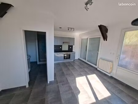 studio 25 m² avec petite terrasse