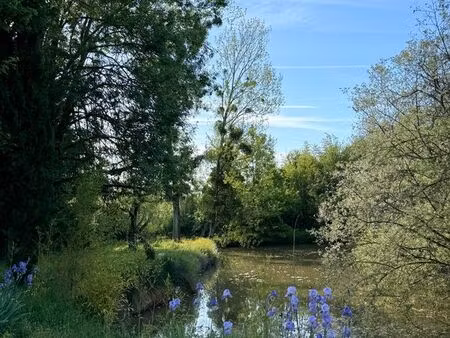 propriété habitation  bâtiments multiples  étang  forage  sur 2 hectares
