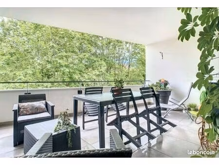 appartement t3 traversant avec grande terrasse
