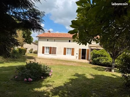 le charme.....maison dans un écrin de verdure