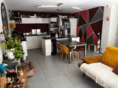 superbe t3 avec cour et garage privatif