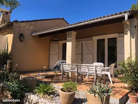 situation idéale pour cette jolie villa avec jardin le pouget - proche de la commune de gi
