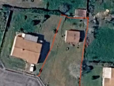 terrain à bâtir exceptionnel 850 m² + grand atelier/garage de 40 m² en dur – à 200m du bou