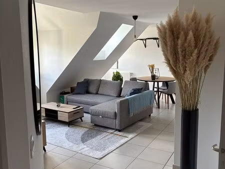 t2 mansardé meublé & lumineux (53 m²) – dernier étage avec ascenseur & 2 parkings – lons-l