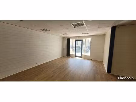 local commercial idéalement situé – forte visibilité en centre-ville
