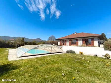 villa plain pied  piscine  vue sur les massifs