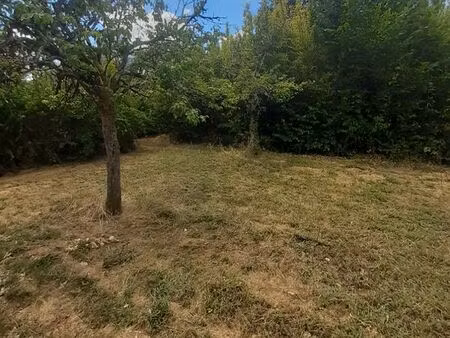 av terrain à bâtir de 540 m2 environ non viabilisé  clos  exposé ouest
