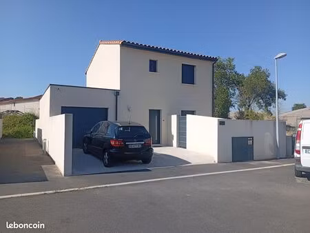 maison contemporaine récente (2022) – 100 m² – 3 chambres + bureau – garage – jardin – san