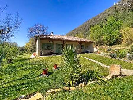 maison avec rivière dans les gorges de l'aveyron