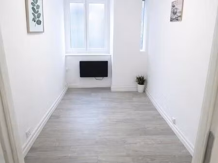 bureau / local 20 m² avec commodités – centre la côte-saint-andré