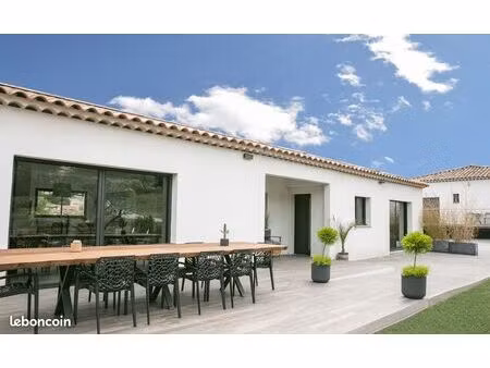située dans un environnement calme et résidentiel  cette maison de plain-pied offre un cad