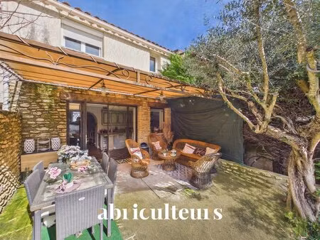 maison de ville en pierre de 100 m² avec jardin et piscine en vente à cavaillon (84300)