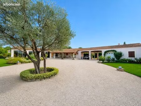 a saisir villa avec gîte et grande piscine intérieure situation exceptionnelle