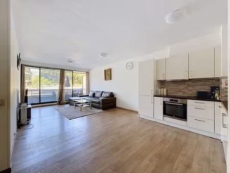 appartement à louer avec terrasse et 2 chambres   ixelles (vbe52402)