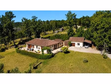 les eyzies - jolie maison de plain-pied avec 3 chambres  garage et jardin de 3400m²
