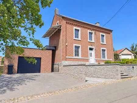 maison familiale avec beau jardin et piscine