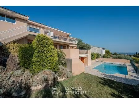 maison d'architecte sur les hauteurs avec vue panoramique